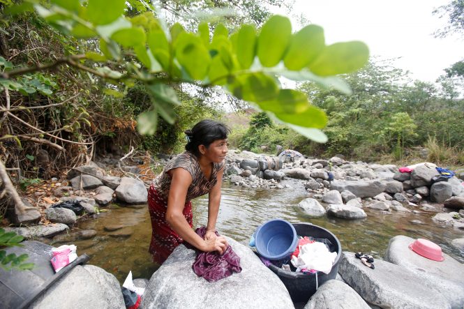 Stella Alvarez and daughter, Sandi, 11, washing clothes in the river near the Los Chilitos community.Cross International and Cross Catholic Outreach trip to Cuilapa and Guatemala City, Guatemala, April 2016.Photo by Benjamin Rusnak